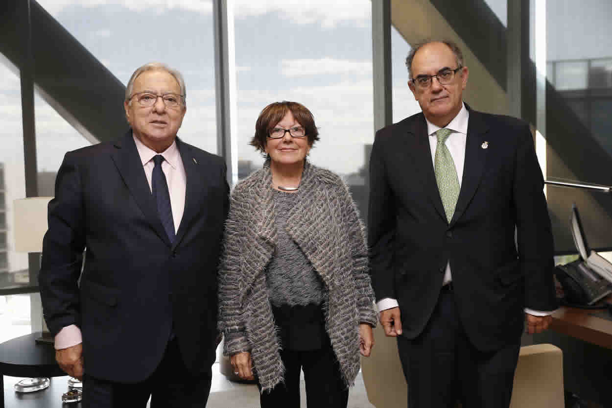 Diego Murillo, presidente de  la Fundación A.M.A., Carme Puigvert, presidenta del Colegio de Enfermería de Girona, y Luis Campos, presidente de A.M.A.