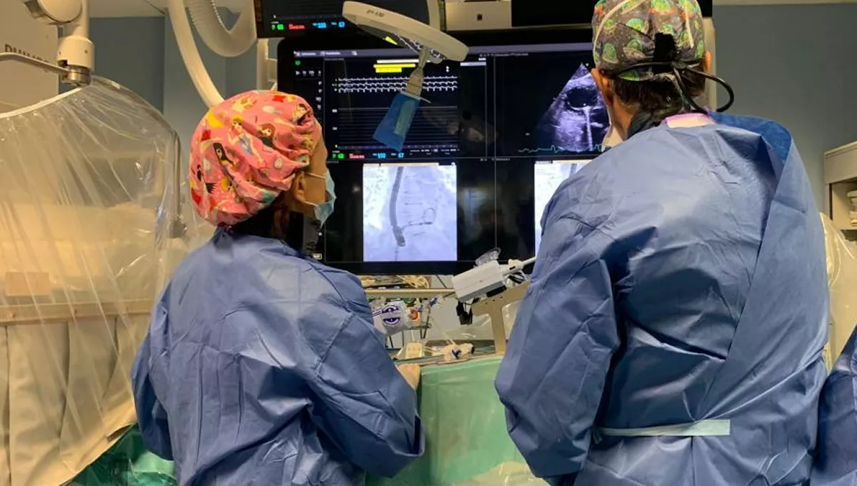Cardiólogos intervencionistas durante un momento de la implantación del triclip en una de las salas de Hemodinámica del Servet. (Foto: Gobierno de Aragón)