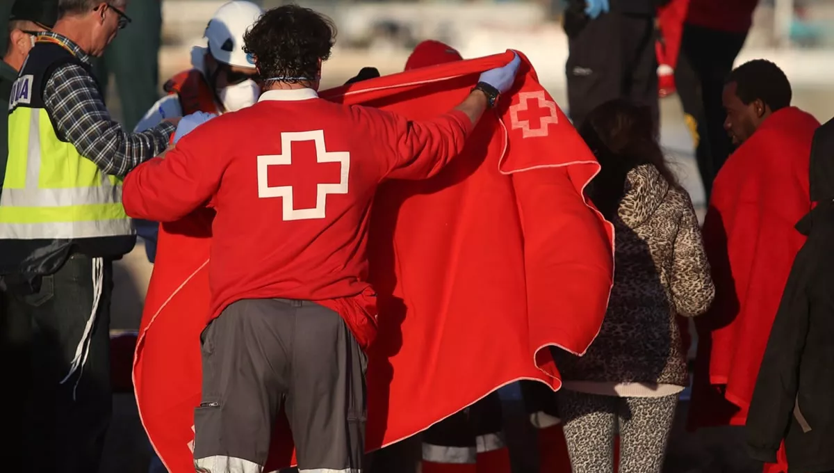 Voluntario de Cruz Roja ayuda a un migrante (FOTO: Cruz Roja)