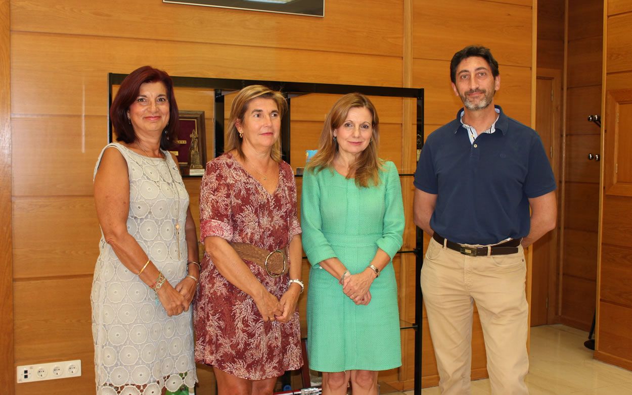 Marina Álvarez, consejera de Salud, ha mantenido el primer encuentro con la presidenta de la Sociedad Andaluza de Medicina Familiar y Comunitaria para abordar la Atención Primaria.