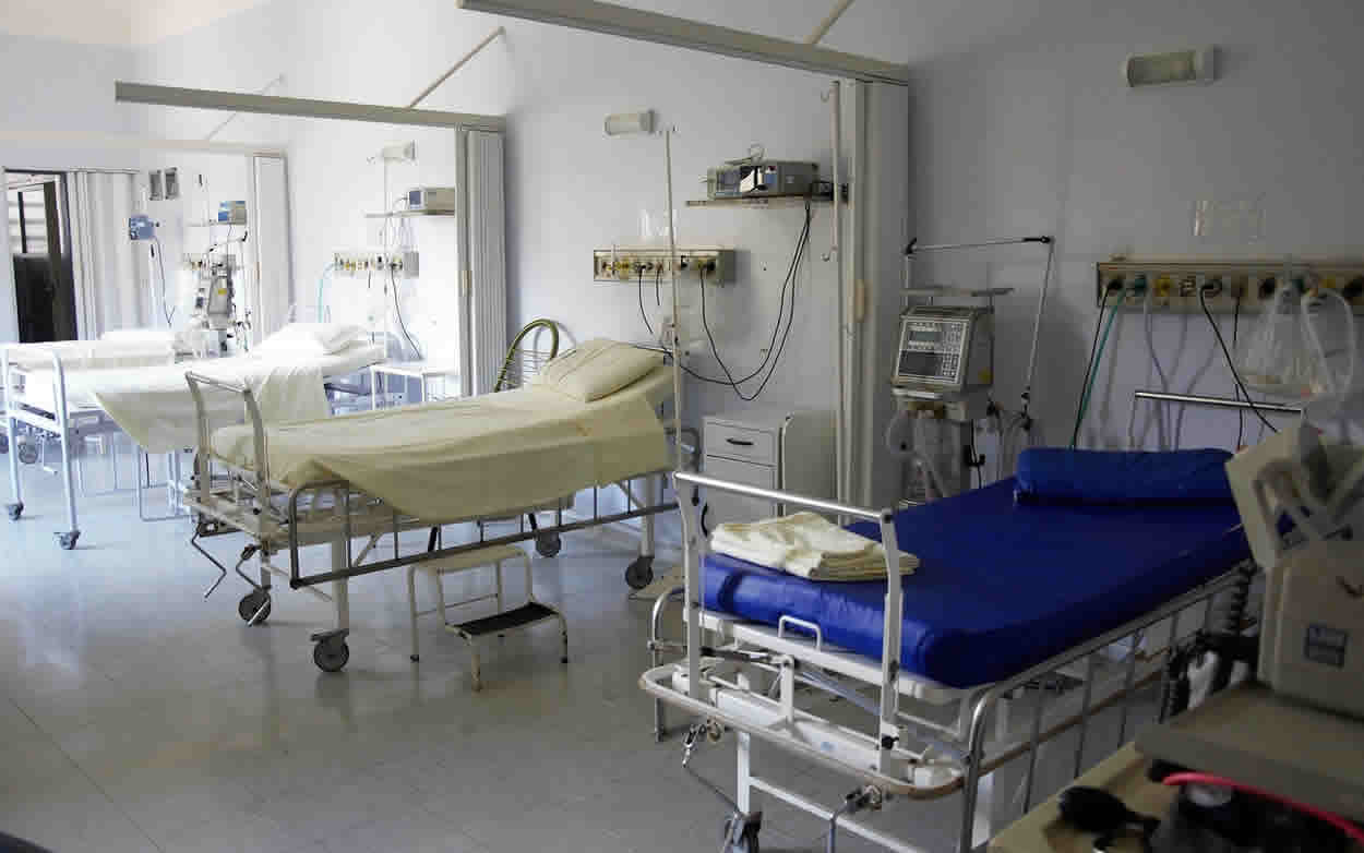La recuperación postoperatoria requiere de unos recursos y espacios específicos en los hospitales, en algunos casos, en habitaciones aisladas.