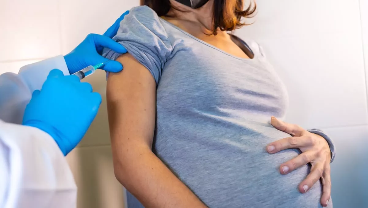 Vacunación a una mujer embarazada (Foto: Gobierno de Asturias/EuropaPress)