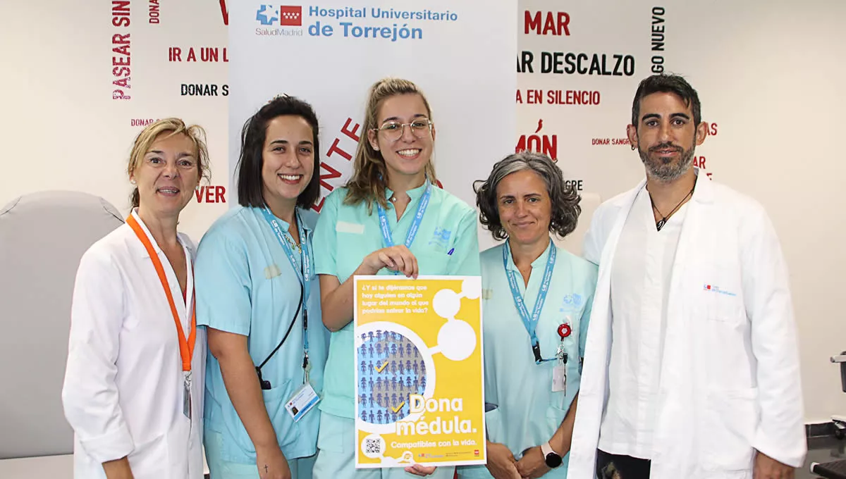 Personal del centro con cartel de Donación de médula (Fuente: Hospital Universitario de Torrejón)