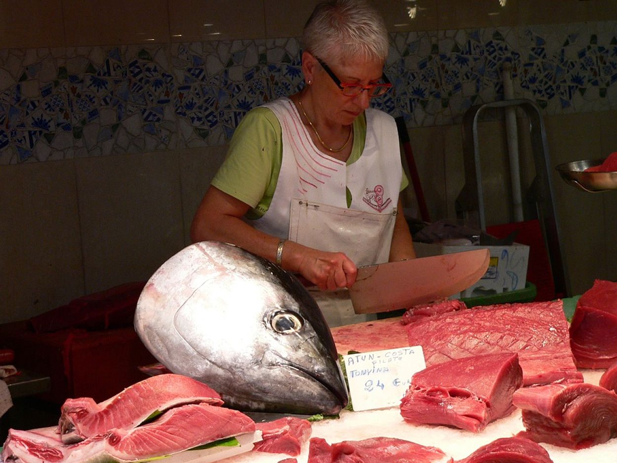 Una pescadera vende atún en el mercado