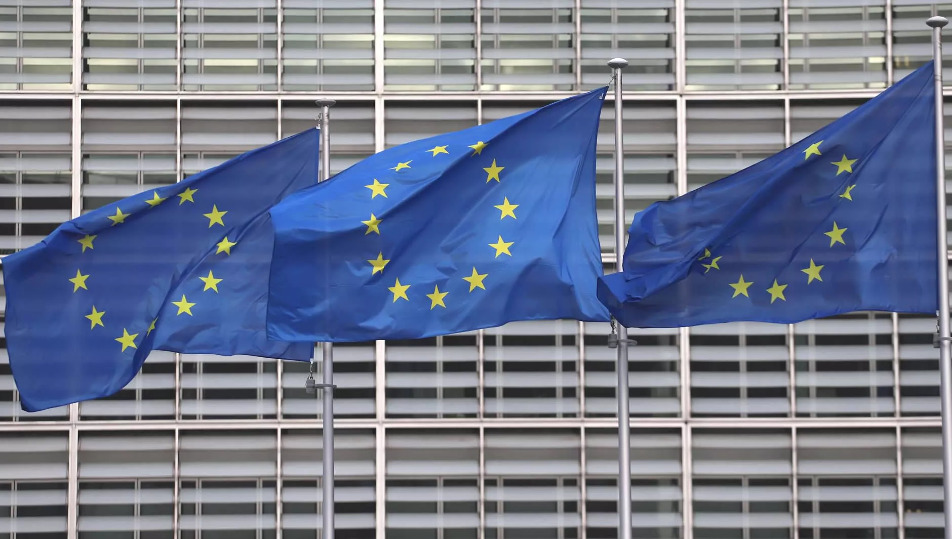 Banderas de la UE frente al TJUE (Fuente: EP)