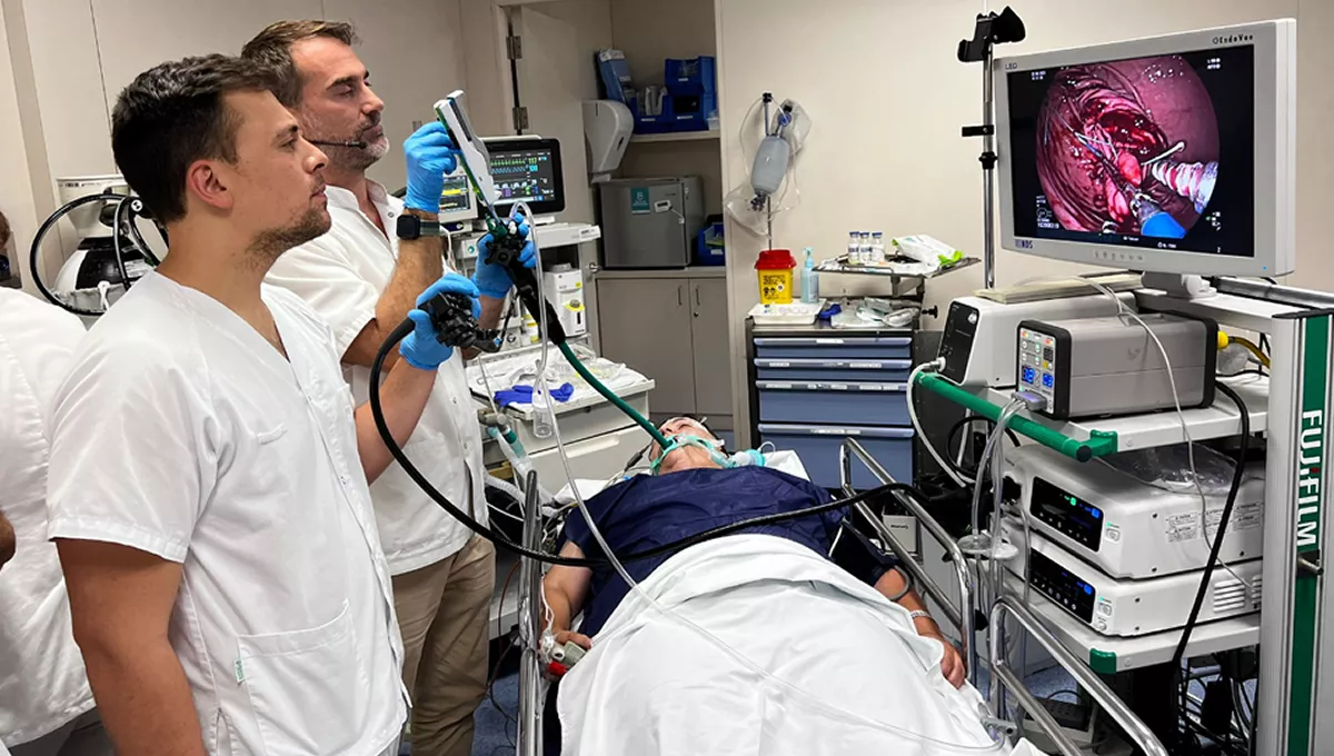 Dr. Román Turró y su equipo realizando la  técnica endoscópica MEGA (Foto: Centro Médico Teknon)