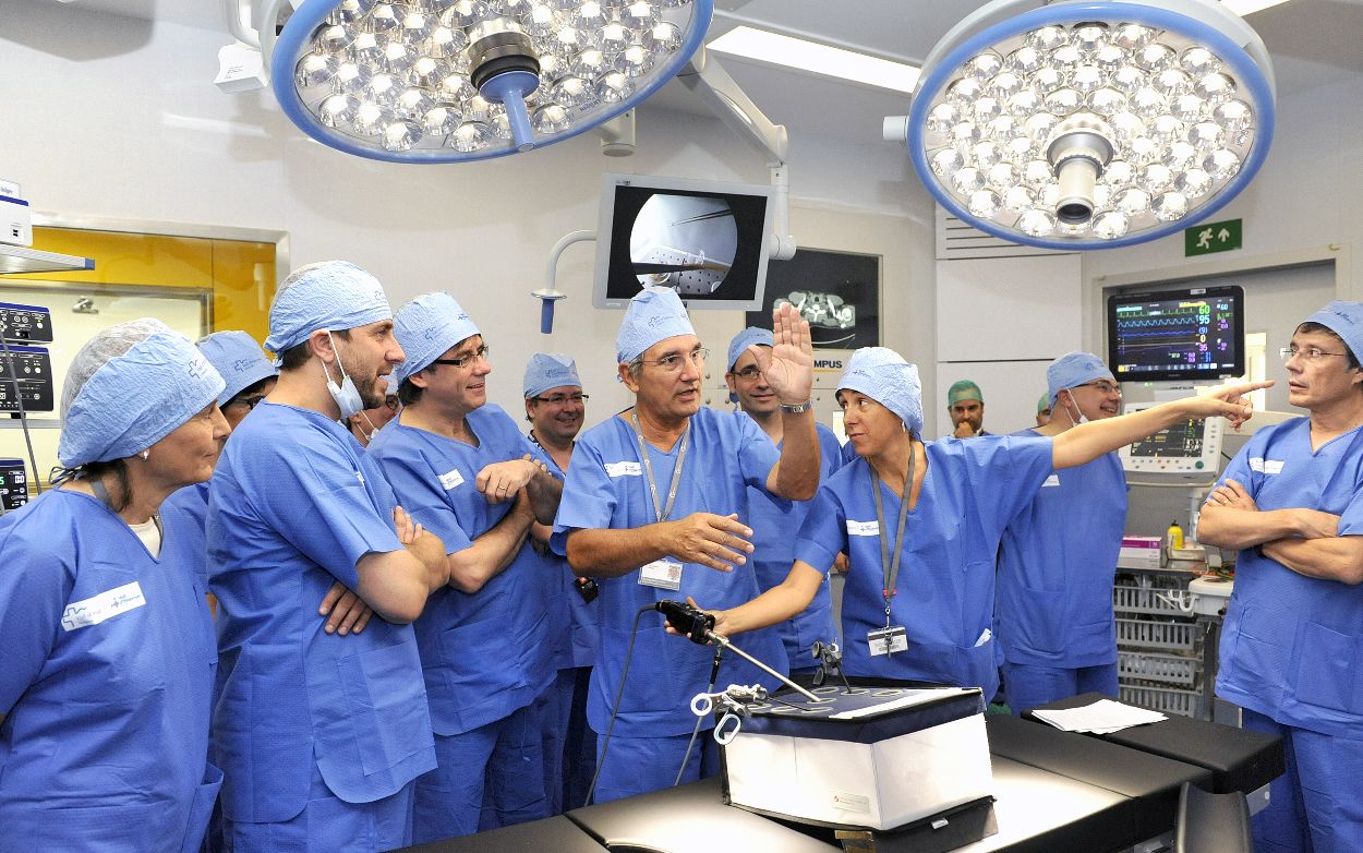El presidente de la Generalitat, Carles Puigdemont, y el consejero de Salud, Toni Comín, durante una visita al Hospital Vall d'Hebron, centro cuyas Urgencias se encontraban saturadas este jueves. 