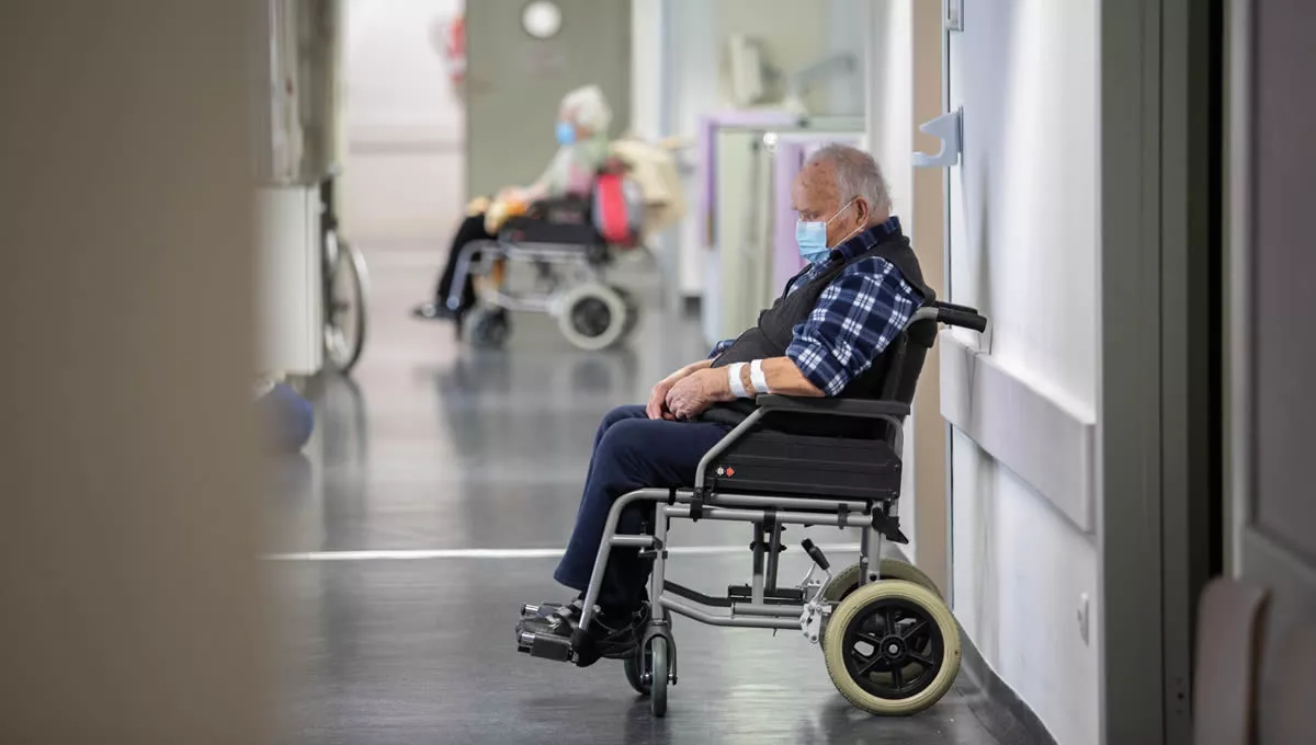 Dos personas mayores esperan en un hospital Ribera. (Foto: Grupo Ribera)