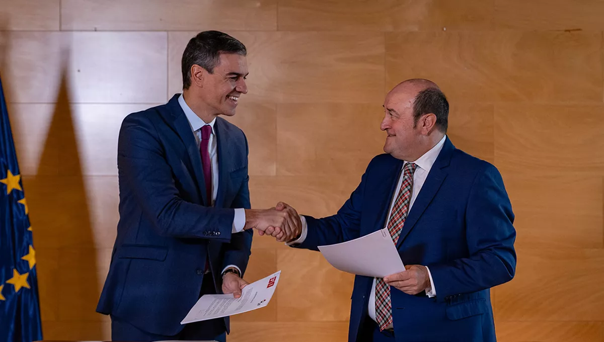 Pedro Sánchez (PSOE) y Andoni Ortuzar (PNV) firman el acuerdo de investidura (foto PSOE)