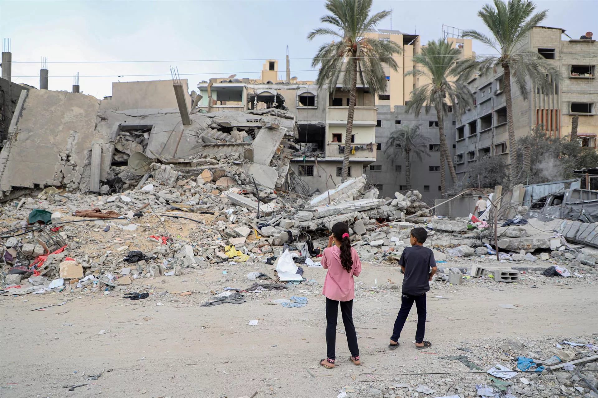 Niños de la Franja de Gaza frente a un edificio destruido por los ataques israelíes. (Foto: Rizek Abdeljawad / Xinhua News - EP)