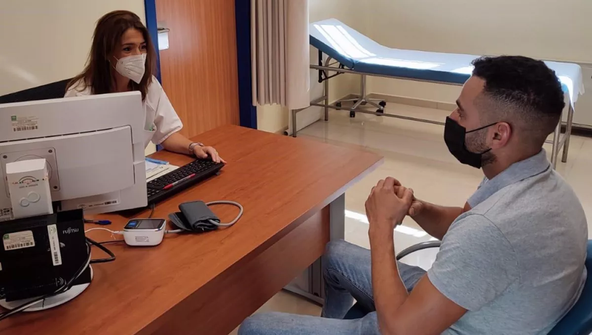 Enfermera atiende a un paciente en una consulta de Atención Primaria de Andalucía. (Foto. EP)