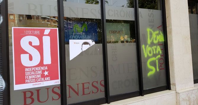 Fotografía del ataque vandálico con carteles pro referéndum contra Crónica Global / CG