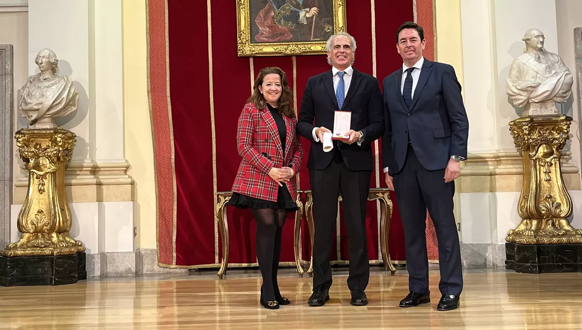 Enrique Ruiz Escudero recibe la Medalla de Oro del COFM de manos de la actual consejera de Sanidad madrileña, Fátima Matute, y del presidente del COFM, Manuel Martínez del Peral.