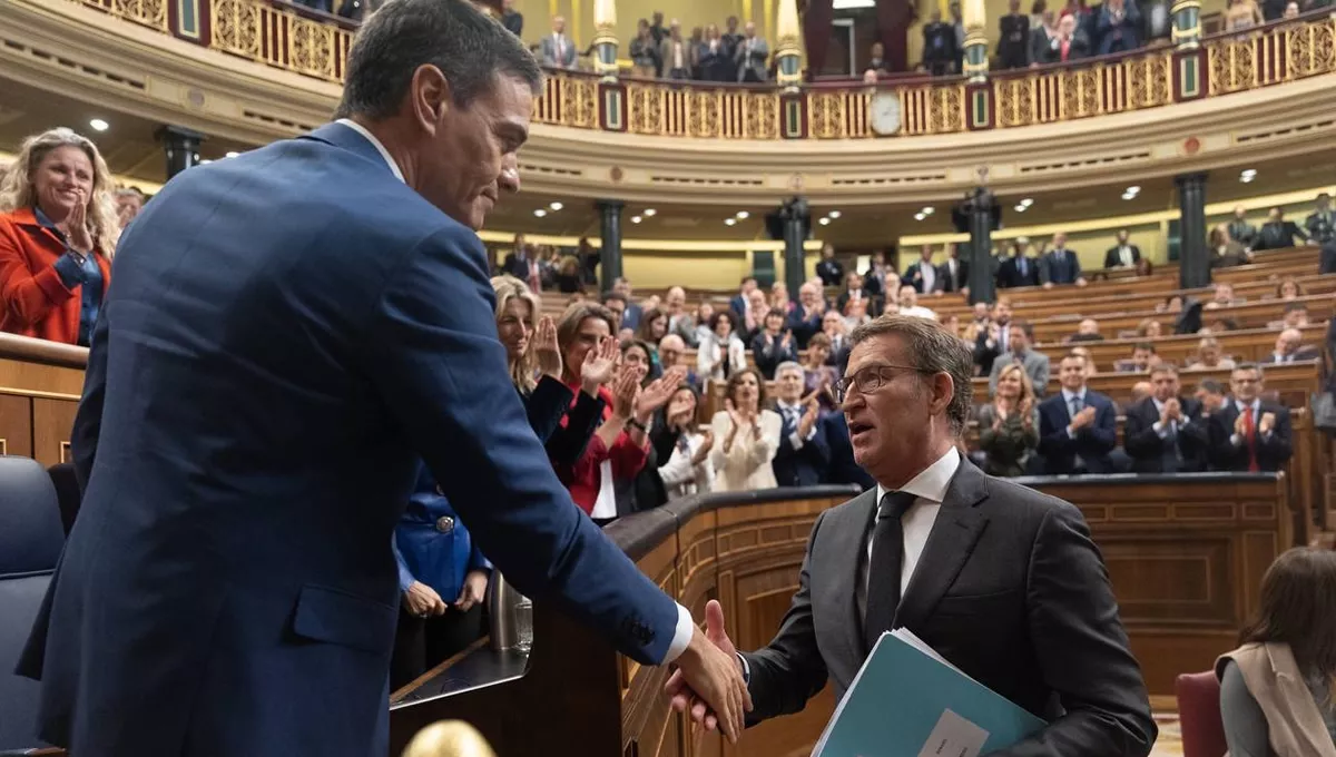 Sánchez recibe la felicitación de Feijóo tras ser investido presidente del Gobierno (Foto: PSOE)