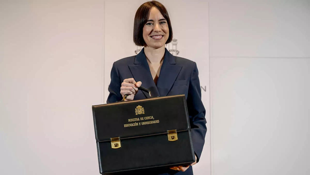 Diana Morant posa con su cartera (FOTO: Ministerio de Ciencia, Innovación y Universidades)