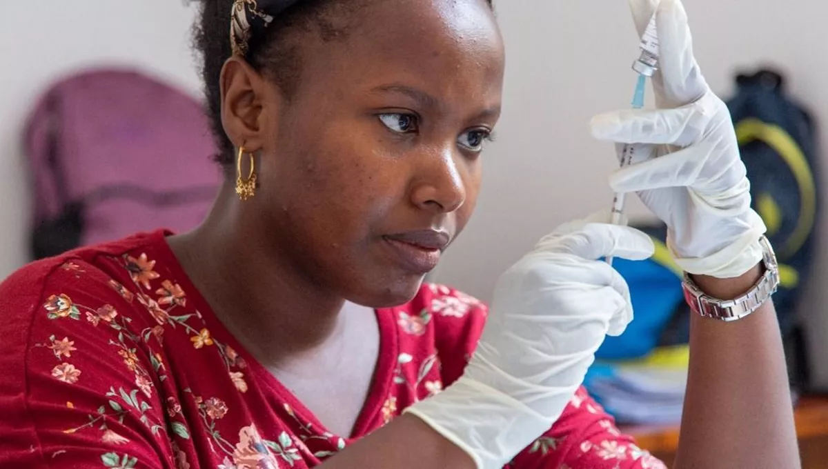 Vacunación contra la malaria con la vacuna 'R21 Matrix M', desarrollada por la Universidad de Oxford, en un hospital de Tanzania (Foto. Universidad de Oxford)