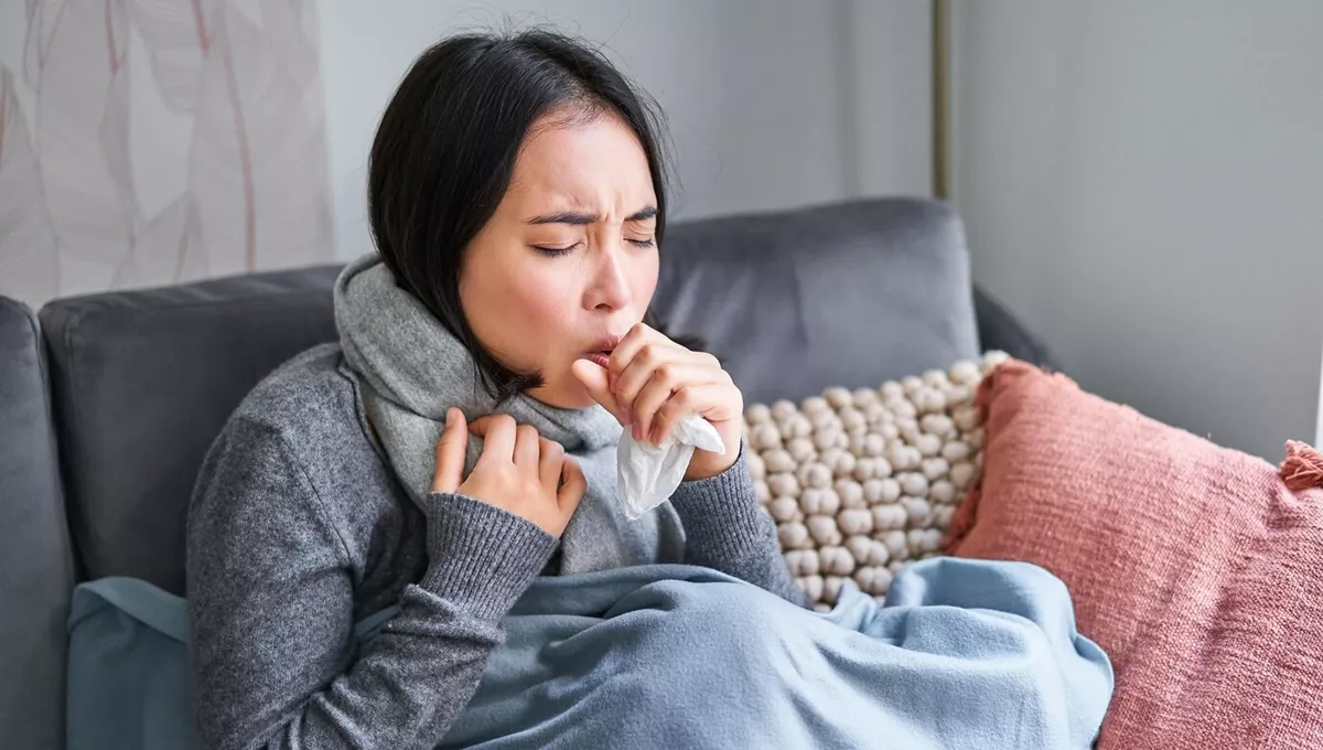 Mujer enferma de gripe con tos. (Foto: Freepik)