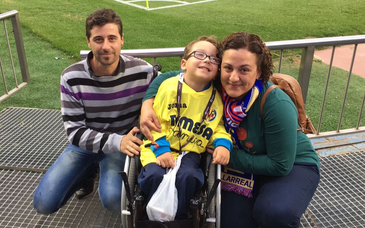 Iker, paciente con parálisis cerebral, junto a sus padres