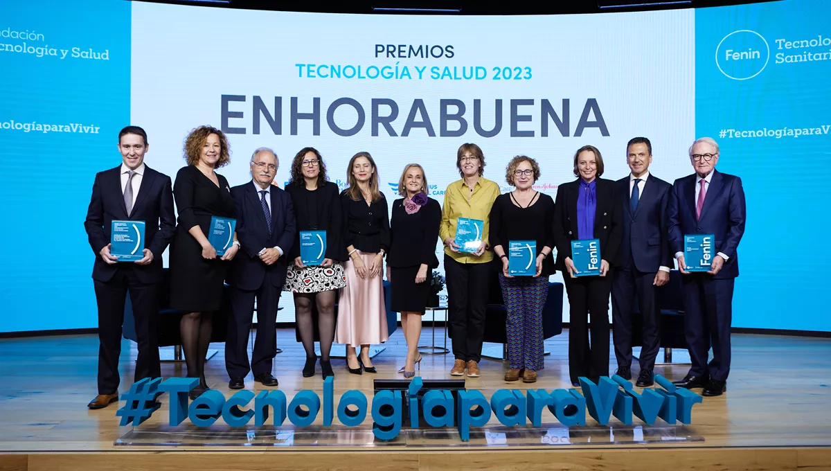 Foto de familia premiados y autoridades en los Premios Tecnología y Salud 2023 (Foto. Fenin)