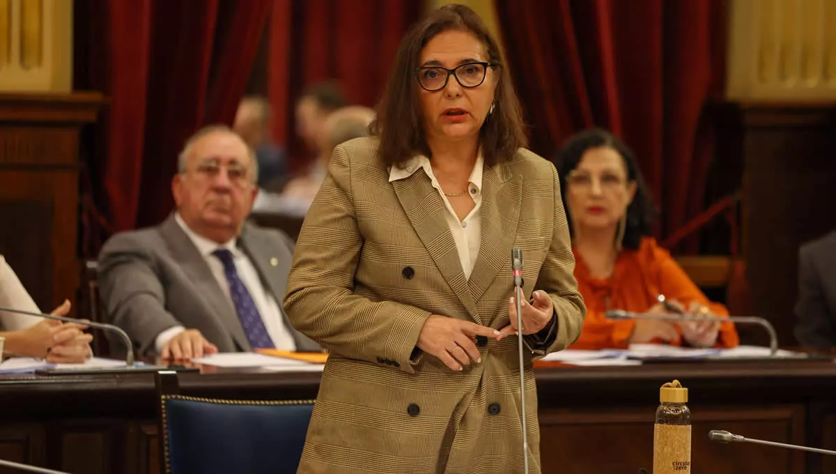 La consellera de Salud, Manuela García, en una intervención en el Parlament (FOTO: Tomàs Moyà / Europa Press)