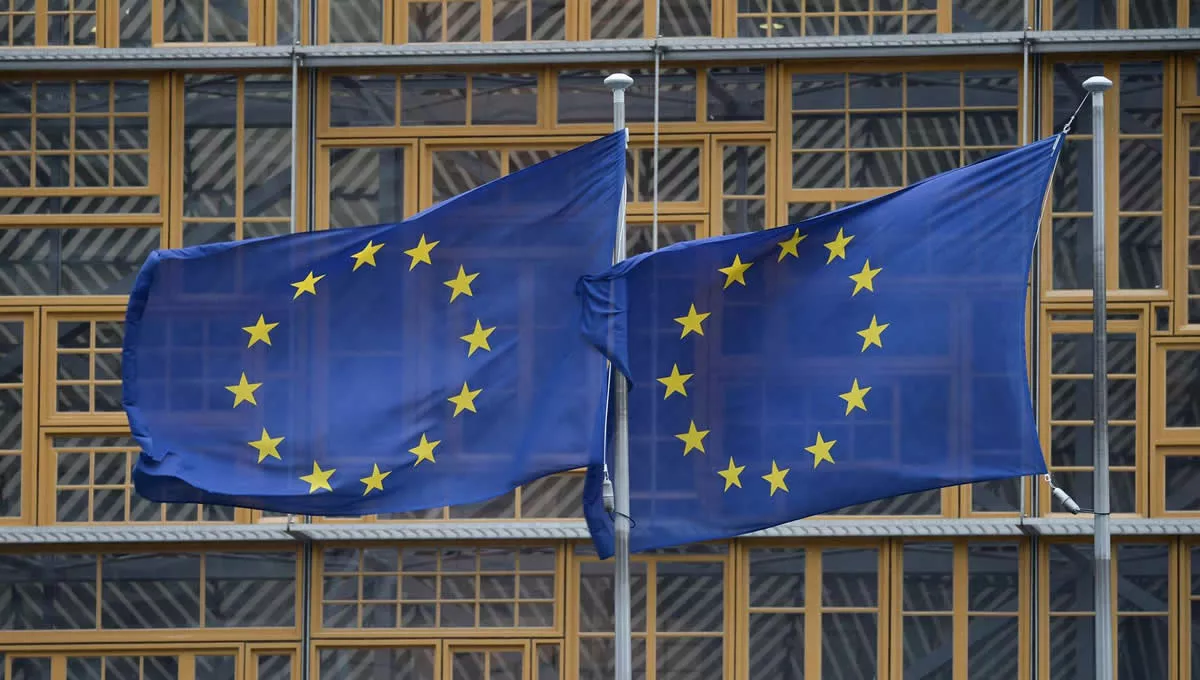 Banderas de la UE en la sede de la Comisión Europea en Bruselas (FOTO: Europa Press)