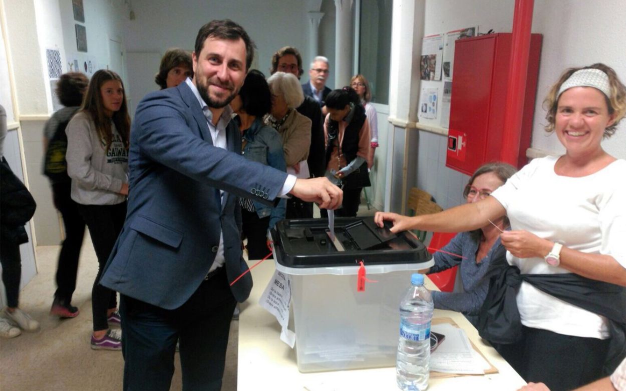 El consejero de Salud de Cataluña, Toni Comín, mientras votaba en el referéndum ilegal del pasado 1 de octubre