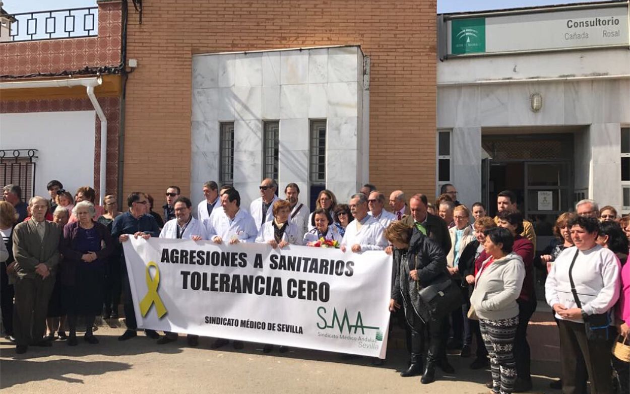 Concentración de profesionales tras una agresión a una facultativa en un centro de salud de la provincia de Sevilla.