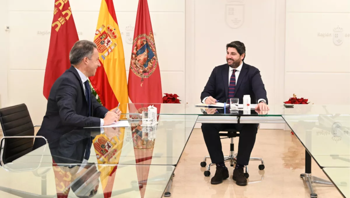 El presidente de Murcia, Fernando López Miras, durante la reunión con el alcalde de Lorca, Fulgencio Gil. (Gob. Murcia)