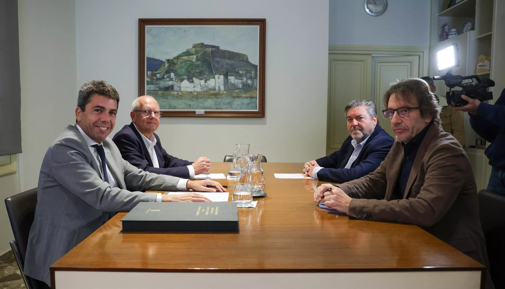 El presidente de la Generalitat, Carlos Mazón, se reúne con el alcalde de Dénia (Alicante), Vicent Grimalt, y el vicealcalde, Rafa Carrió.