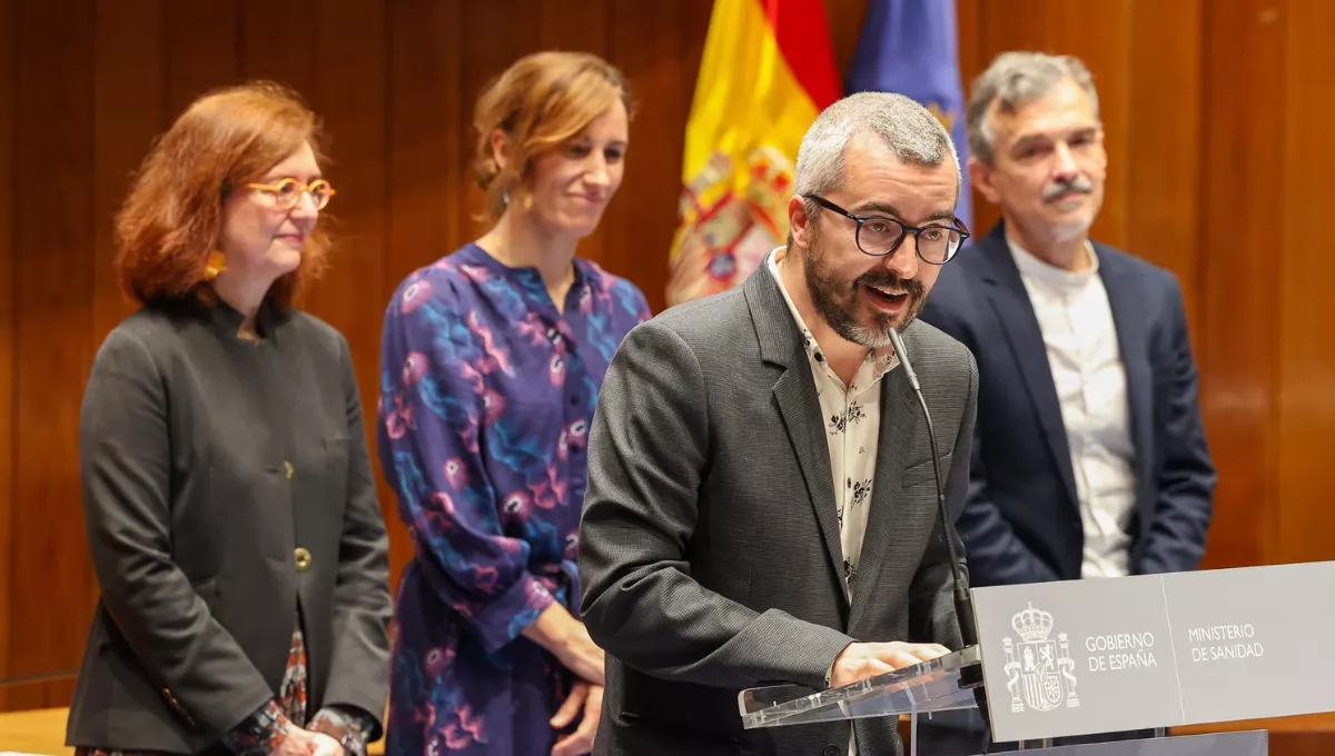 El secretario de Estado de Sanidad, Javier Padilla, interviene en el acto de su presentación junto a la ministra de Sanidad, Mónica García. (EP)