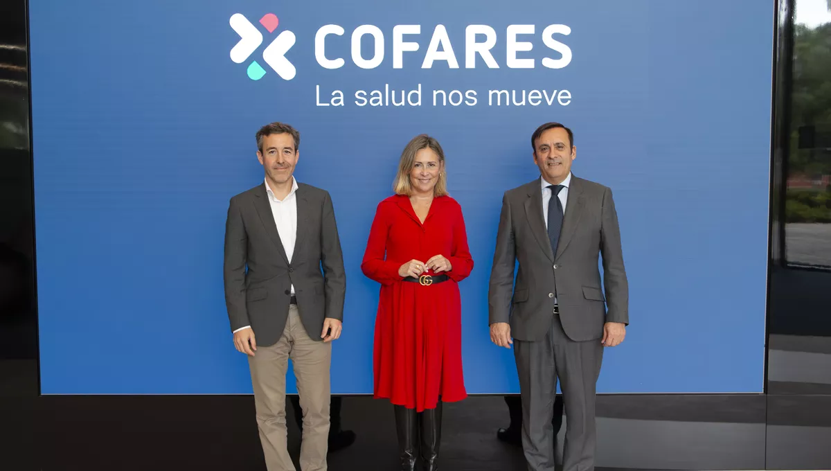 Pedro Carrascal, Carina Escobar y Eduardo Pastor en la visita de la POP a Cofares (Foto. Cofares)