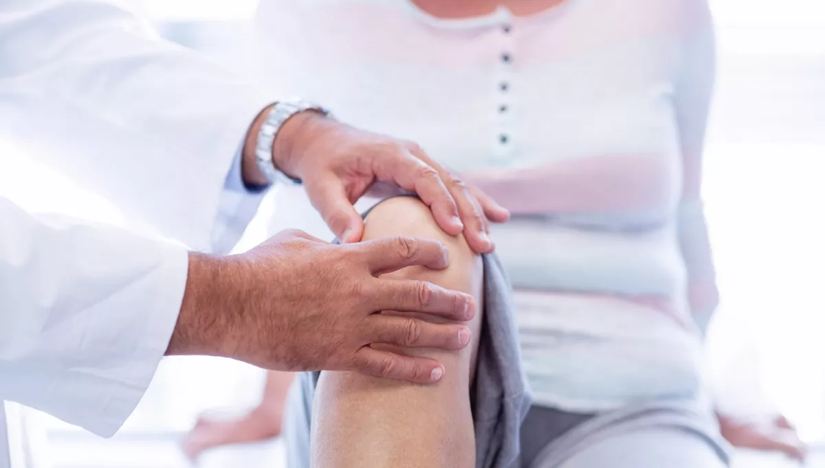 Fisioterapeuta atendiendo a una paciente con problemas en la rodilla. (Foto: ConArtritis)