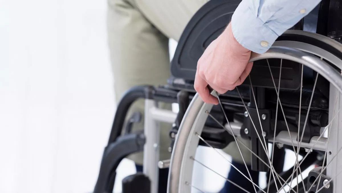 Persona con esclerosis múltiple en silla de ruedas (FOTO: Freepik)