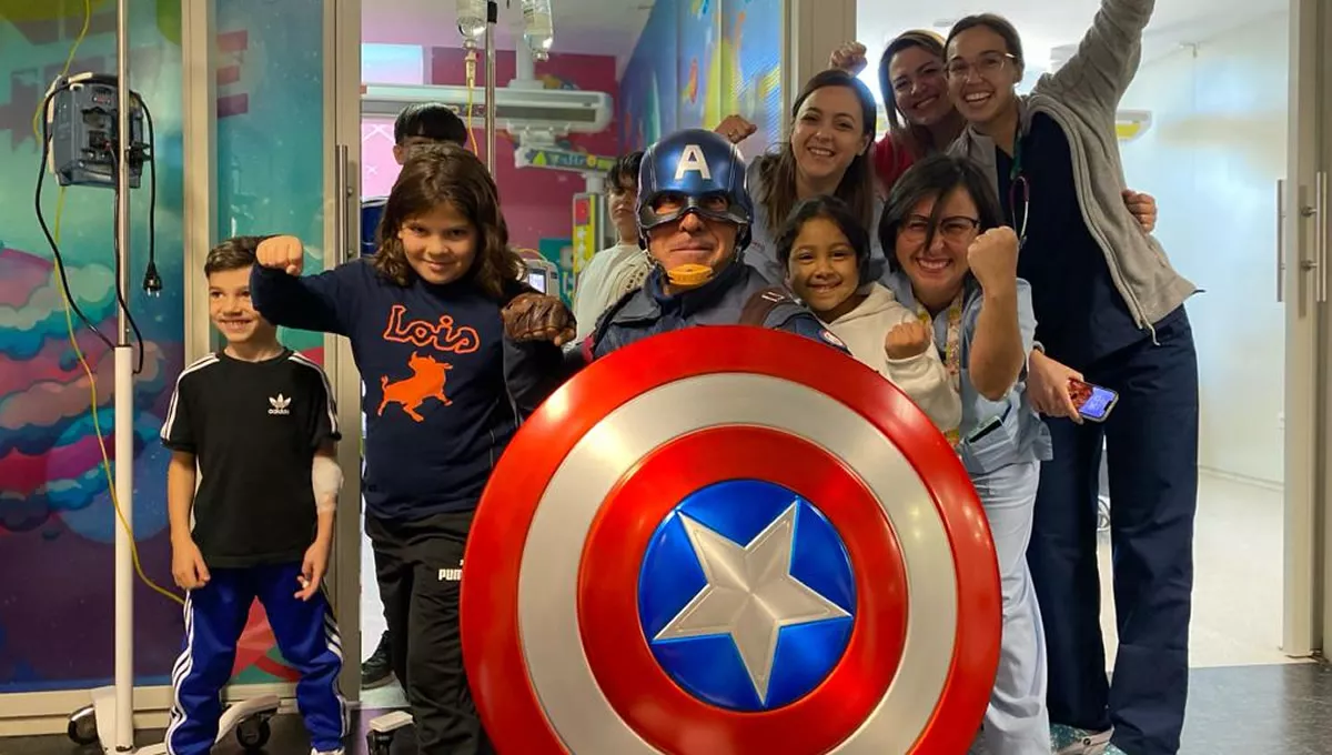 El Hospital Universitario Vinalopó recibe la visita del Capitán América. (Foto: Ribera Salud)