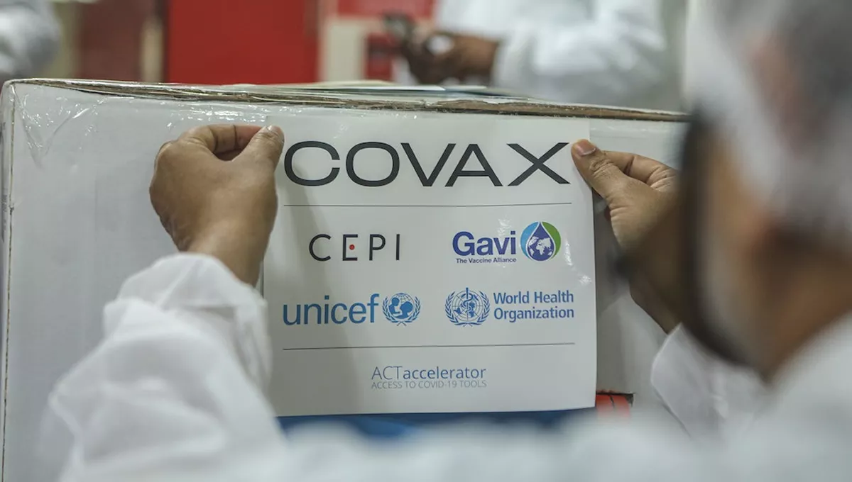 Operario clasificando vacunas del COVID 19 de COVAX (Fuente: OMS)