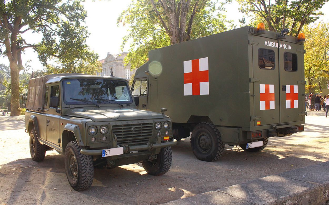 Un vehículo de transporte Santana Aníbal junto a una ambulancia Iveco de la Brisan (Ejército de Tierra)
