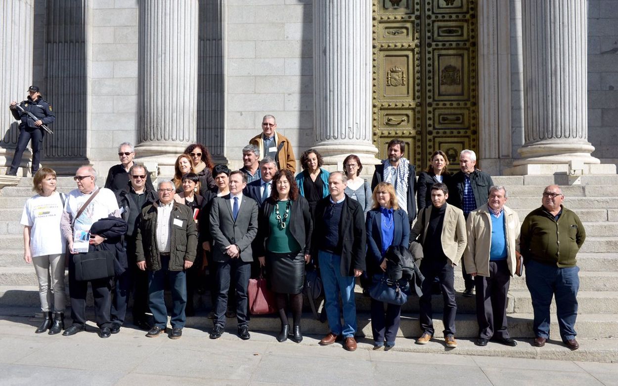 Víctimas del amianto junto a la delegación del Parlamento vasco que ha defendido en el Congreso la proposición de Ley.