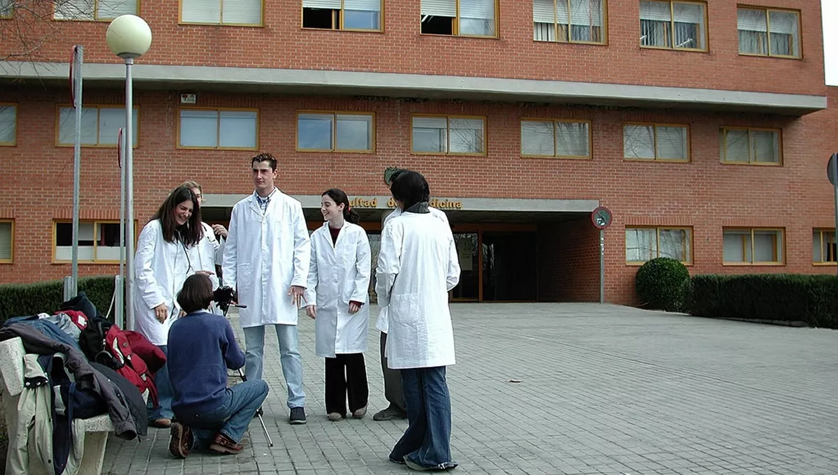 Alumnos frente a la Facultad de Medicina y Ciencias de la Salud de la Universidad de Alcalá (FOTO: UAH)