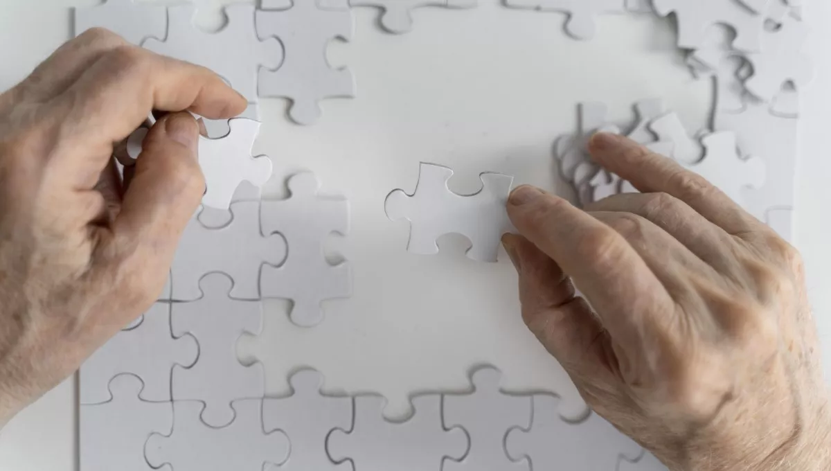 Manos de mediana edad completando un puzzle (Foto. Freepik)