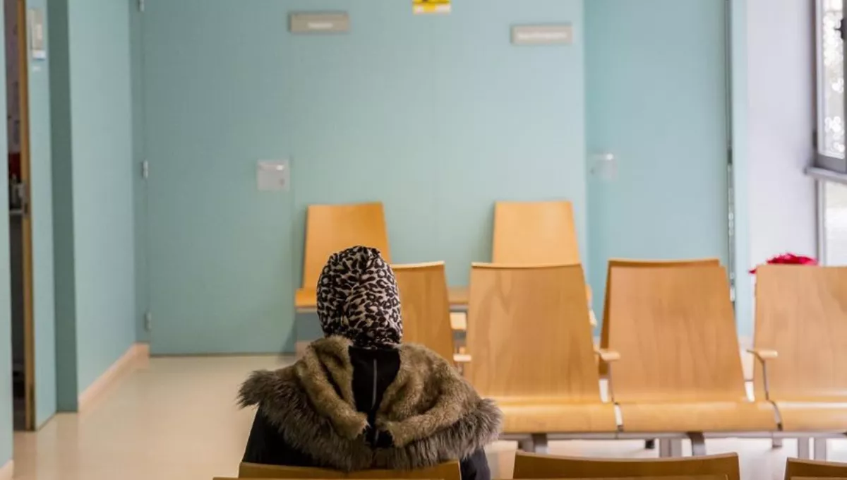 Mujer aguarda en la sala de espera de un centro de salud. (EP)