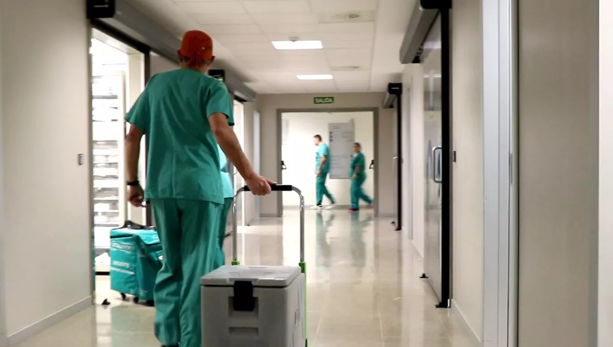 Profesional sanitario traslada un órgano para ser trasplantado. (Hospital La Fe)