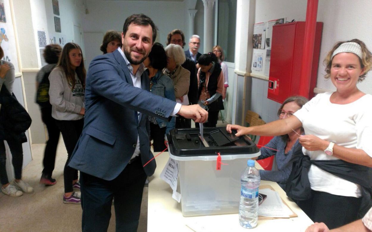 El consejero de Salud catalán, Toni Comín, durante la jornada electoral del referéndum independentista