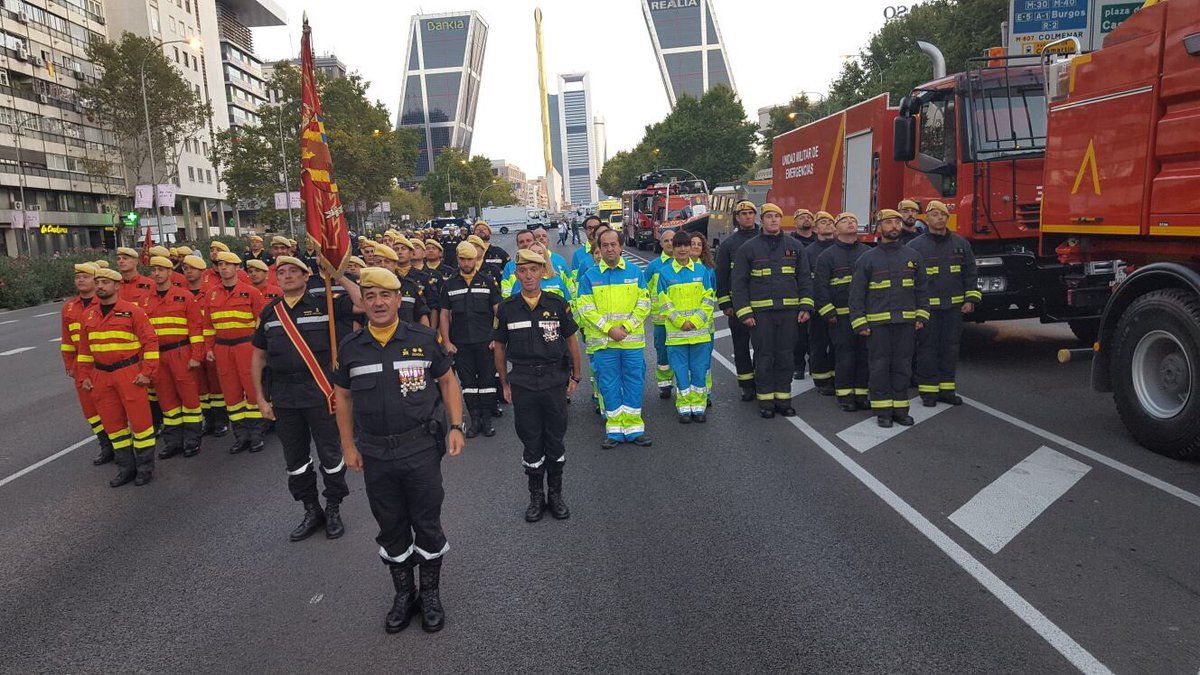 Efectivos del Summa 112 y la Unidad Militar de Emergencias forman filas instantes antes del desfile del 12 de octubre