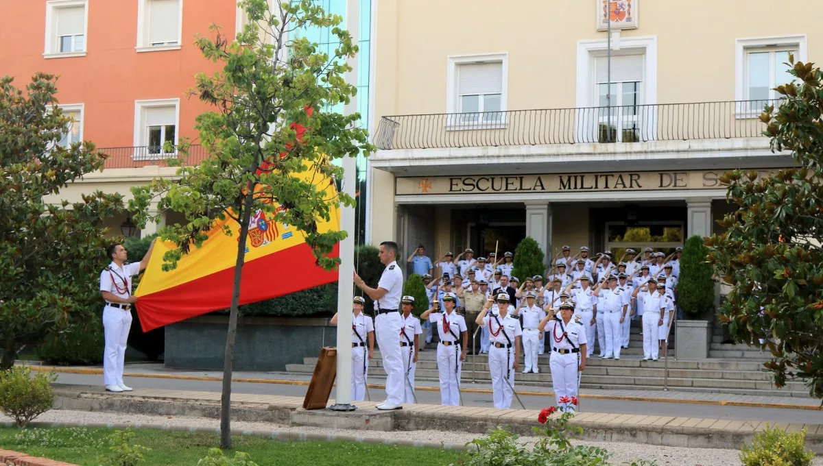 Médicos militares jurando bandera (FOTO: Centro Universitario de la Defensa)