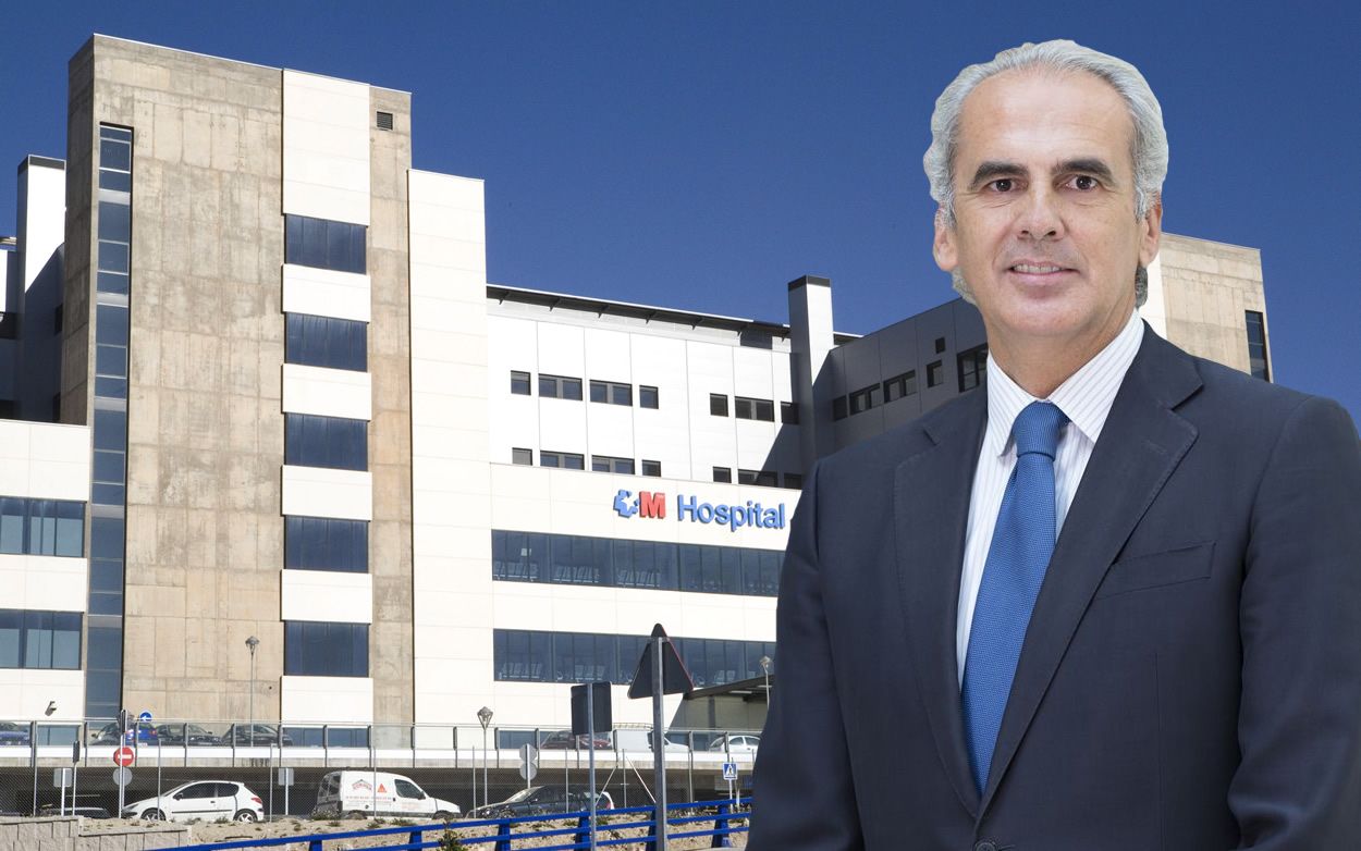 Enrique Ruiz Escudero, consejero de Sanidad de la Comunidad de Madrid, con un centro hospitalario de la región de fondo