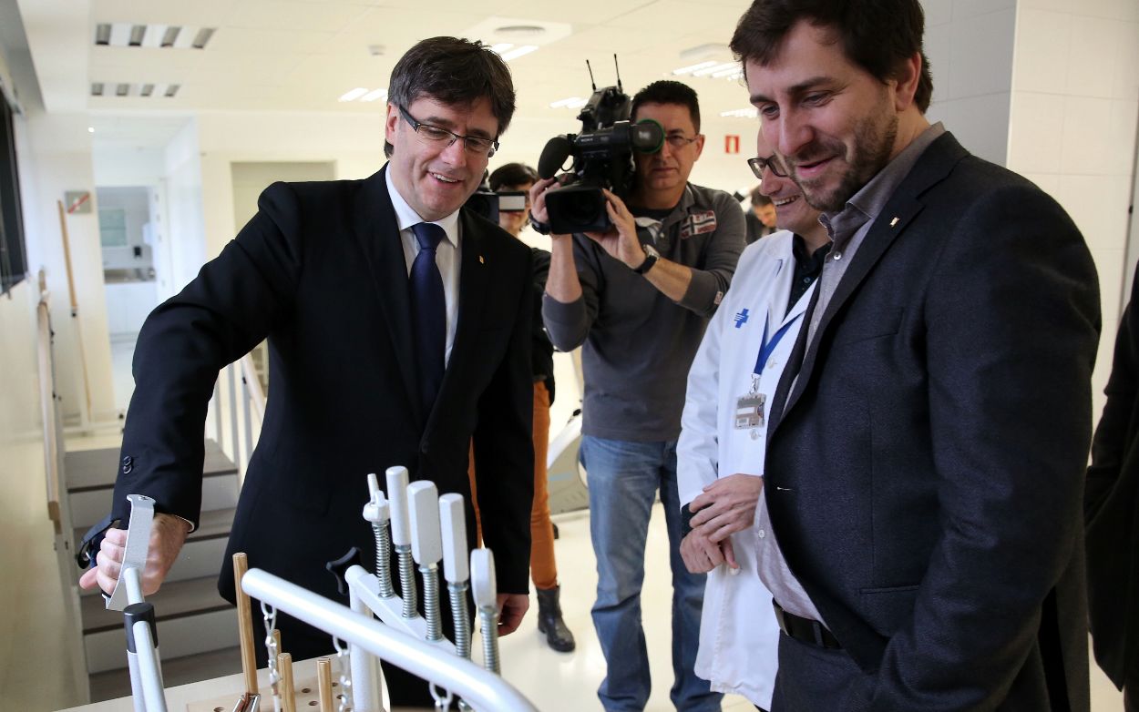 El presidente de la Generalitat, Carles Puigdemont (izquierda) y el consejero de Salud, Toni Comín (derecha), durante la inauguración de un centro de salud de Catalña
