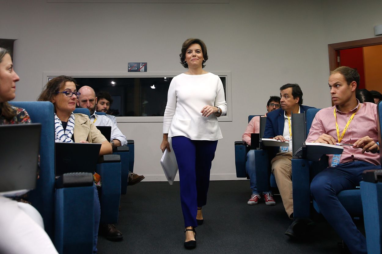 La vicepresidenta del Gobierno, ministra de la Presidencia y para las Administraciones Territoriales, Soraya Sáenz de Santamaría, antes de comenzar la rueda de prensa posterior al Consejo de Ministros.