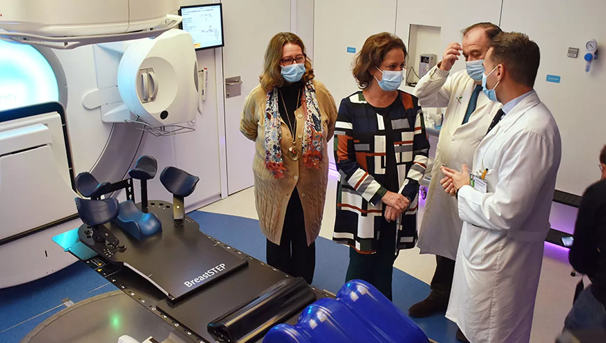 Visita al nuevo acelerador lineal ALE 3 en el Hospital Macarena (Foto. Junta Andalucía)