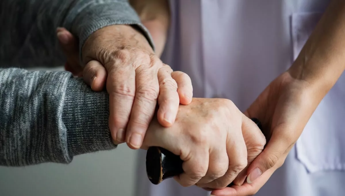 Sanitario tiende la mano a una anciana (FOTO: Freepik)