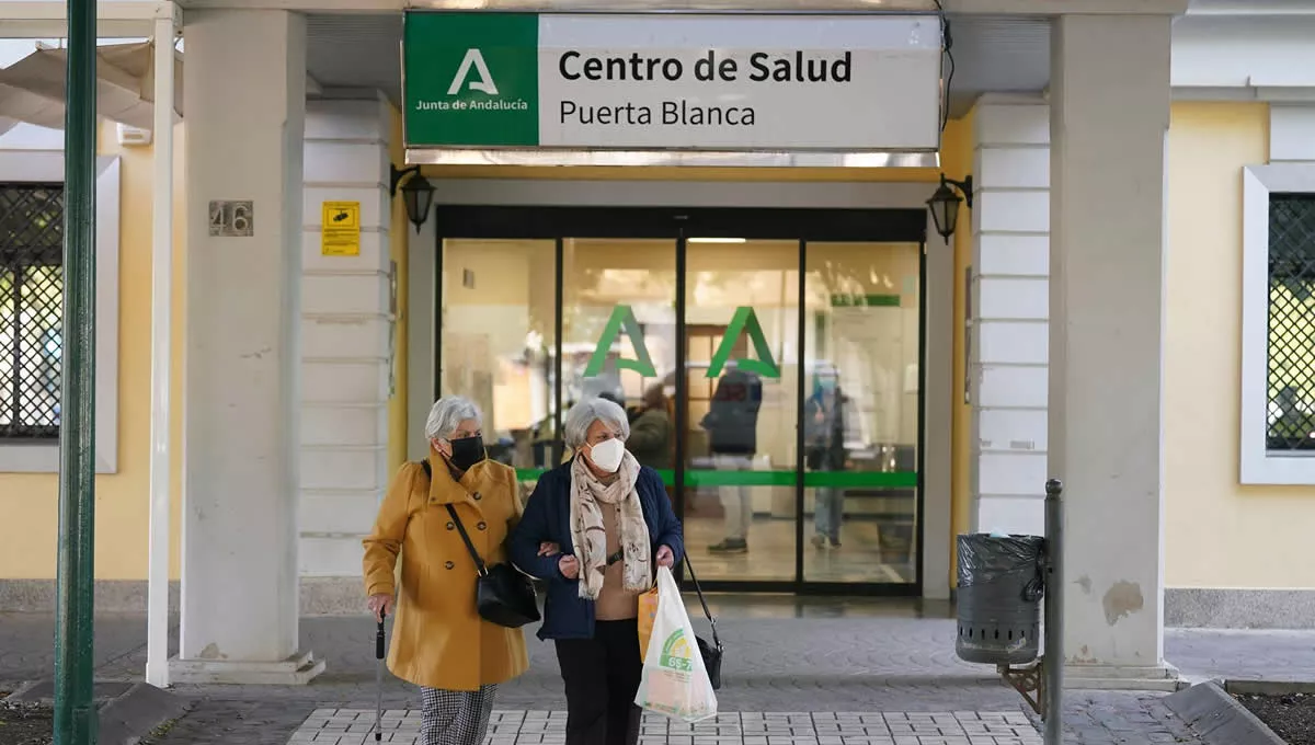 Varias personas utilizan la mascarilla en un centro de salud en Andalucía. (Foto: Álex Zea - Europa Press) 